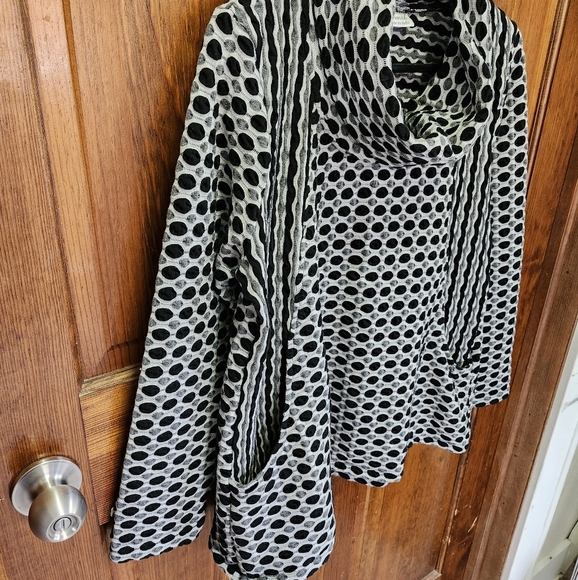 Stylish Komil Black and Gray Polka Dot Women's Top. Size L - Picture 2 of 5
